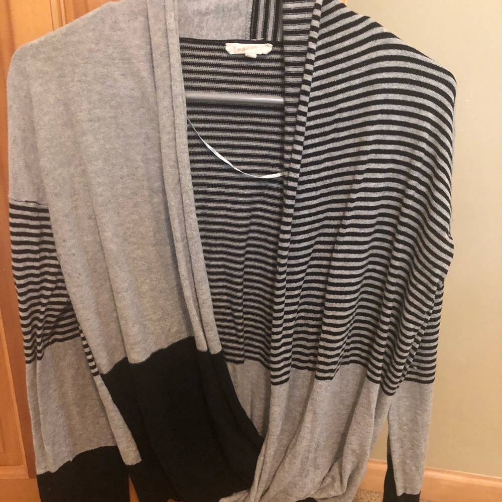Light weight gray and black front cross sweater.